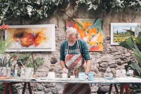 <p style="margin-top:0cm;margin-right:0cm;margin-bottom:15.0pt;margin-left:
0cm;text-align:justify;line-height:16.5pt"><span style="font-family:Roboto">Bir
ressam ancak boş bir tuvale resmini çizer, bir yazar boş bir kâğıda yazar.
Doğanın ve üst gücün bize verilen uçsuz bucaksız güzelliğini ve sanatını
yapabilmek için sanatçının önce kendi realitesinden ve benliğinden çıkması
gerekir. Böylece artık bir sanatçı değil, sanatın kendisi olabilir.<o:p></o:p></span></p><p style="margin: 0cm 0cm 15pt; text-align: justify; line-height: 16.5pt;"><span style="font-family:Roboto">Artık sınırlı çerçevesinden ve zihninden bir şeyler
yaratmaya çalışmaz. Bunun yerine sonsuz yaradılışın içinden çıkan ve bu
güzelliği bize aktaran bir enstrüman haline gelir. Artık kendisi ve sanatı diye
bir şey yoktur, sadece sanatın kendisi vardır. Sonsuz sevgi ile yaratılmış bir
sanat.</span></p>